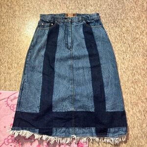 Stylish Blue Denim Midi Skirt with Frayed Hem